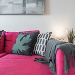 Spacious Condo By Lake Close To Toronto Pearson Airport, Free Parking!