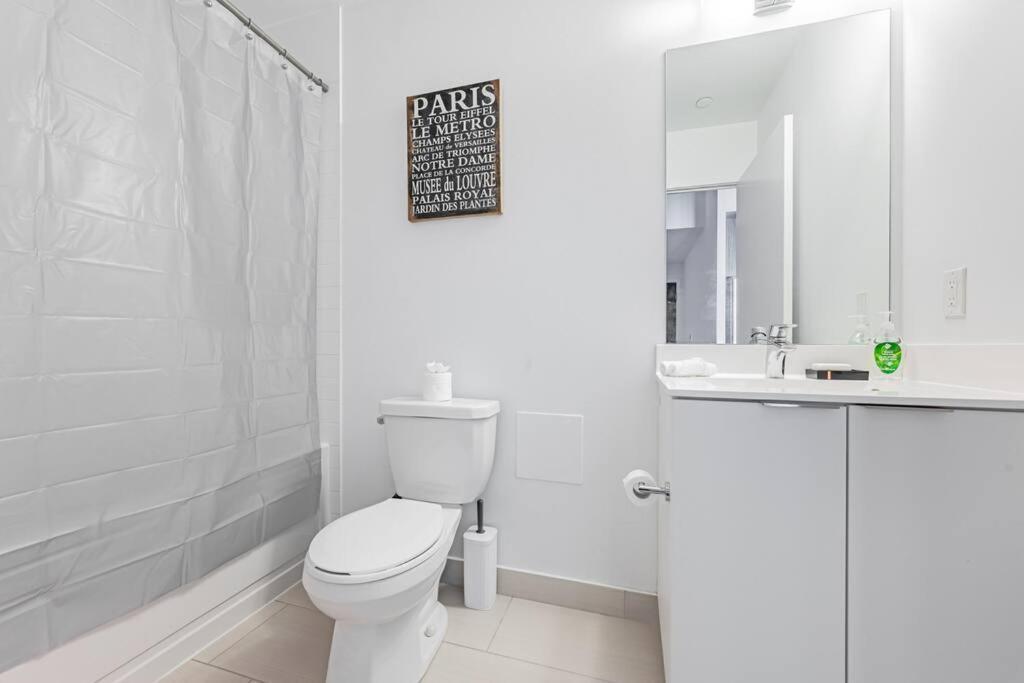 Apartment Spacious By Close To Pearson Airport, Free Parking! Toronto